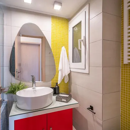 Oasis: Newly Renovated 2br In Center Apartment