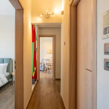 Oasis: Newly Renovated 2br In Center Apartment *