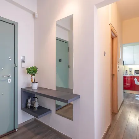 Oasis: Newly Renovated 2br In Center