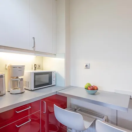 Oasis: Newly Renovated 2br In Center Apartment